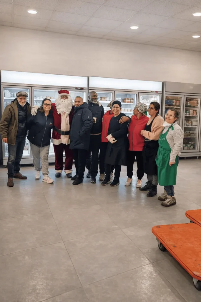 Équipe de bénévoles de l'épicerie solidaire Un Panier Pour Tous à Gagny devant leur local